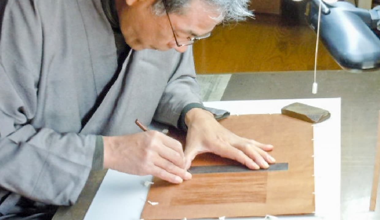 縞彫(つきぼり)の作業風景